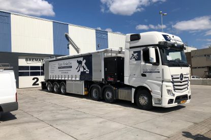 Cementdekvloeren vrachtwagen Ruijs Vinkel BV en DB Veghel Cementdekvloeren BV