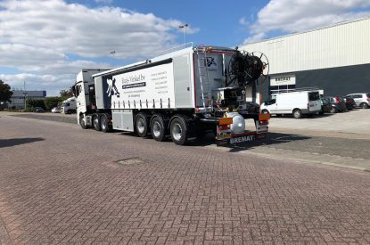 Cementdekvloeren vrachtwagen achterkant Ruijs Vinkel BV en DB Veghel Cementdekvloeren BV